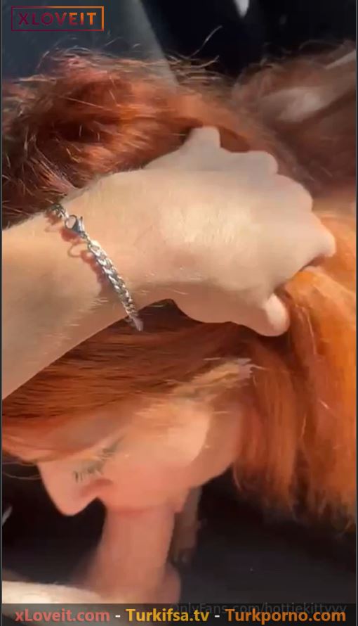 Kızıl Porno Hottie Kittyy arabada ağzına aldı