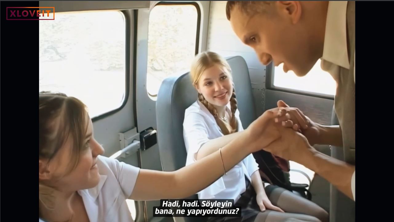 Liseli Lezbiyenler otobüste Türkçe Altyazılı Porno